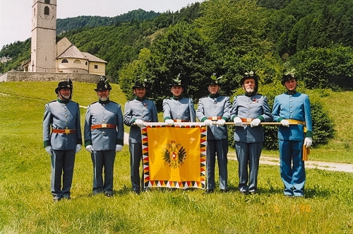 Die Gründungsmitglieder der Ortsgruppe Süd-Tiroler Unterland des Tiroler Kaiserjägerbundes mit Feldstandarte bei der Gründungsfeier in Fennberg Juli 1998